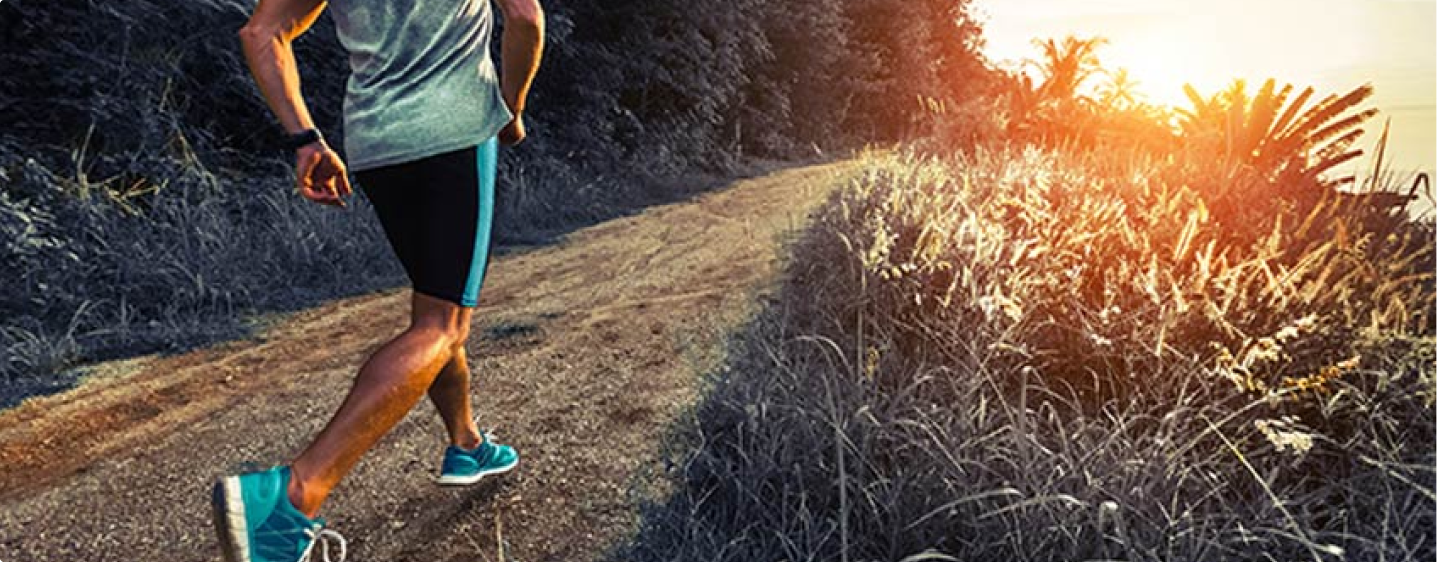 homme de dos qui court dans une zone rocheuse