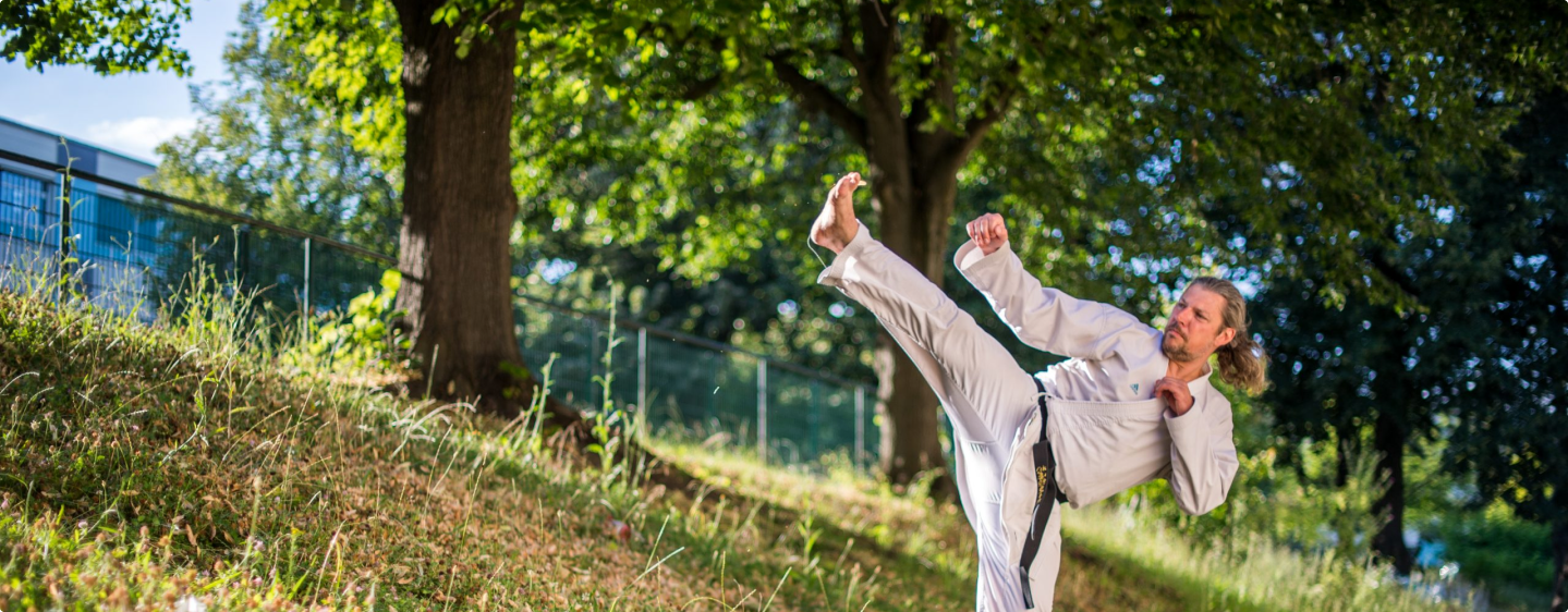 Deux femmes se combattent en extérieur.