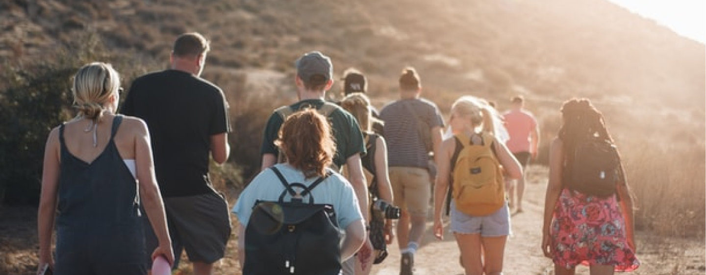 Groupe de personne pratiquant la marche nordique ensemble.