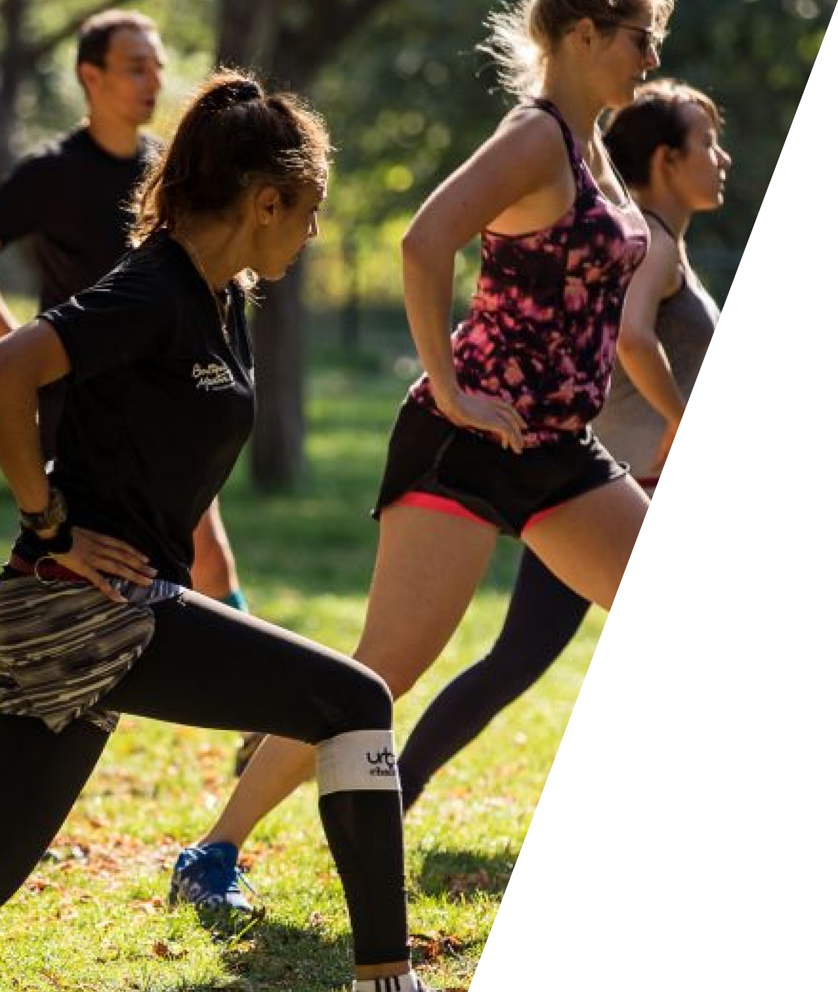 un coach entraîne un groupe d'apprenants dans un parc.