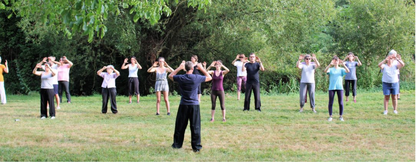 Un groupe de tout âge s'initie au taïchi
