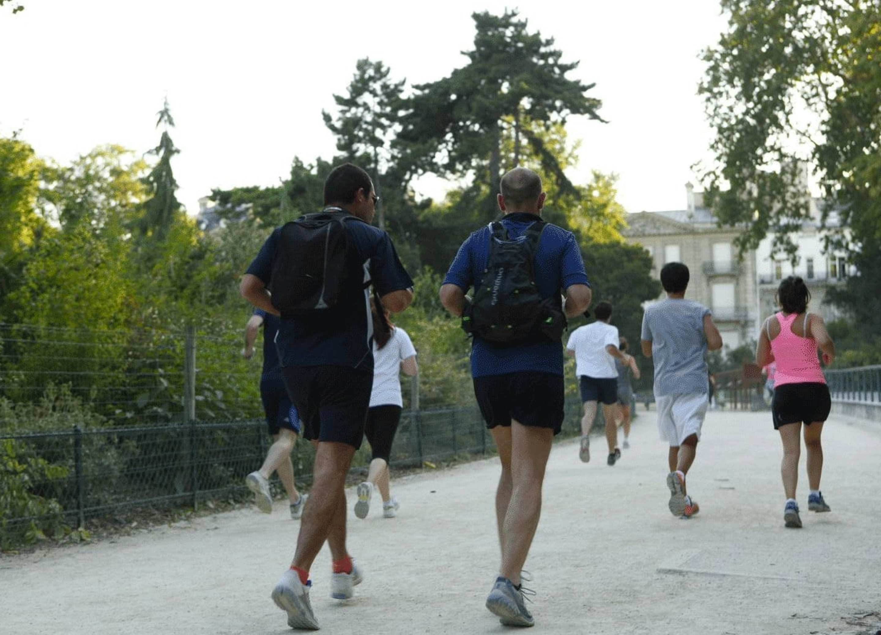 Groupe de quelques coureurs dans un parc